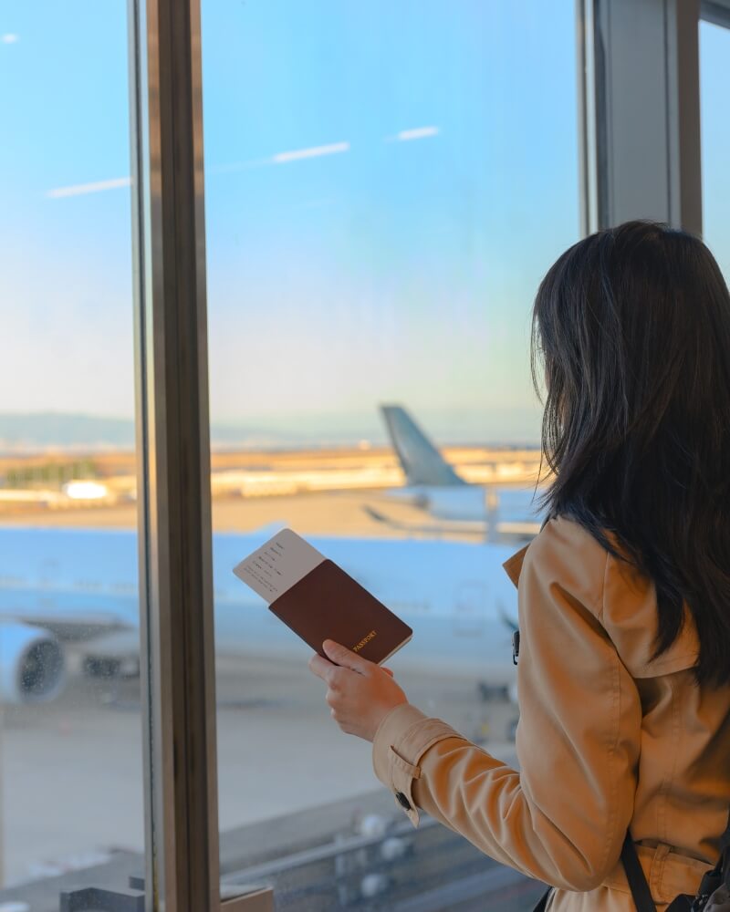 Mujer con pasaporte en el aeropuerto