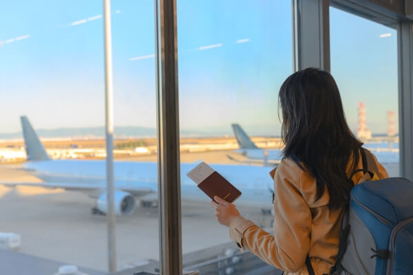 mujer con pasaporte en el aeropuesto