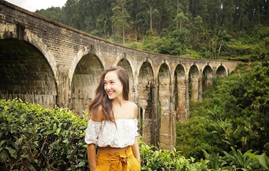 mujer con puente atras paisaje